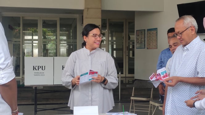 Menkeu Sri Mulyani bersama suami saat menggunakan hak suaranya di TPS 01, Bintaro. Foto : Ist