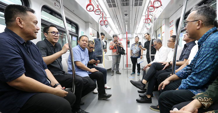 Ketua Komisi C DPRD DKI Jakarta Dimaz Raditya (no 2 kiri) bersama rombongan saat meninjau pembangunan LRT. Foto : Ist