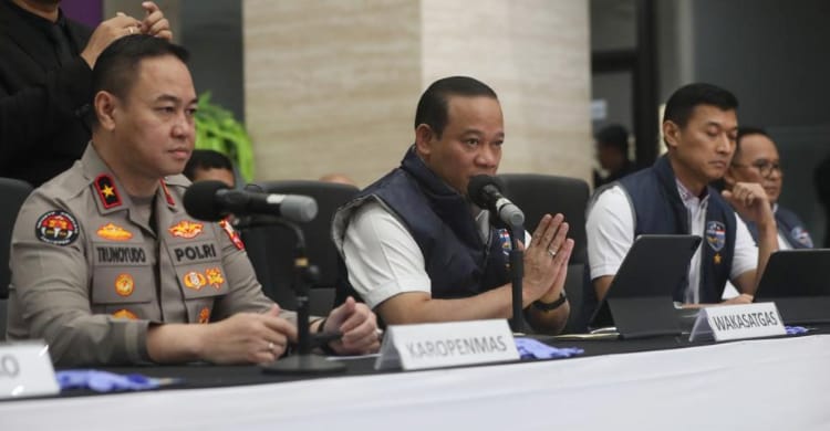 Wakabareskrim Polri Irjen Pol Asep Edi Suheri (kedua kiri) didampingi Kepala Biro Penerangan Masyarakat Divhumas Polri Brigjen Pol. Trunoyudo Wisnu Andiko (kiri) saat memberikan konferensi pers. (Ist)