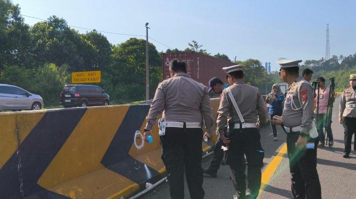 Polisi melakukan olah tkp di tempat kejadian di Tol Cipali km 92. Foto : Ist