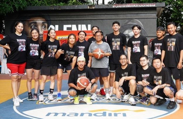 Pramono Anung berolahraga Basket bersama komunitas. Foto : Ist