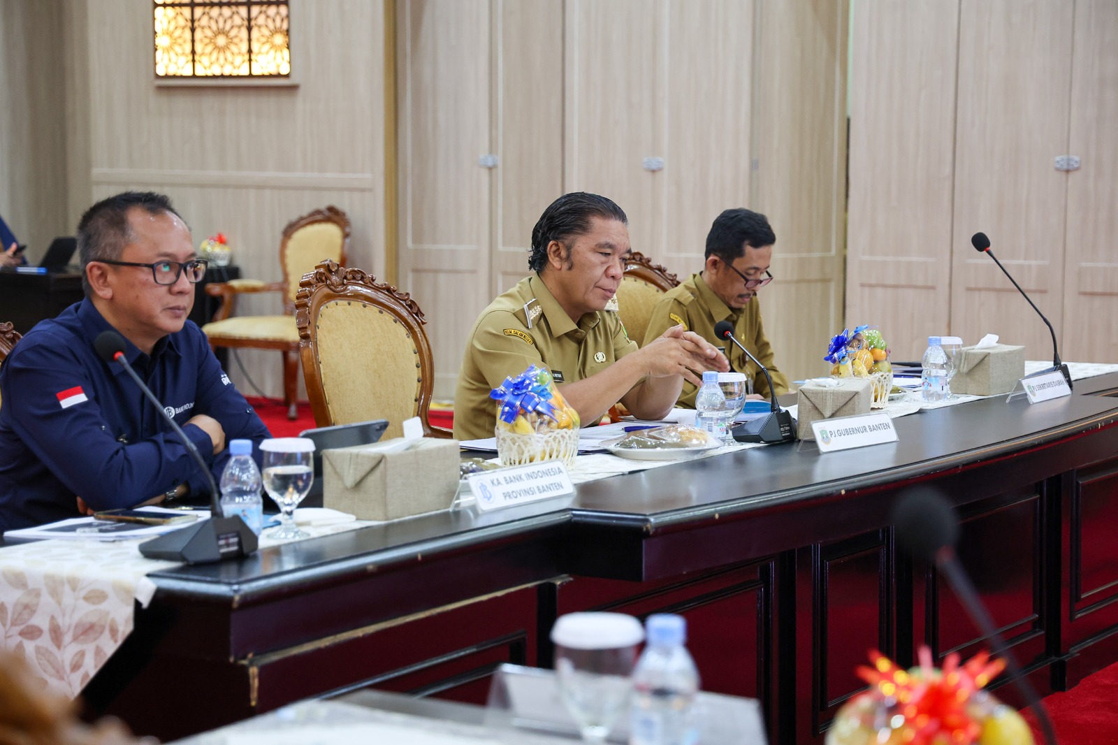 Penjabat Gubernur Banten Al Muktabar mengikuti Rapat Koordinasi Pengendalian Inflasi yang dipimpin oleh Menteri Dalam Negeri Republik Indonesia M Tito Karnavian secara virtual.(yul)