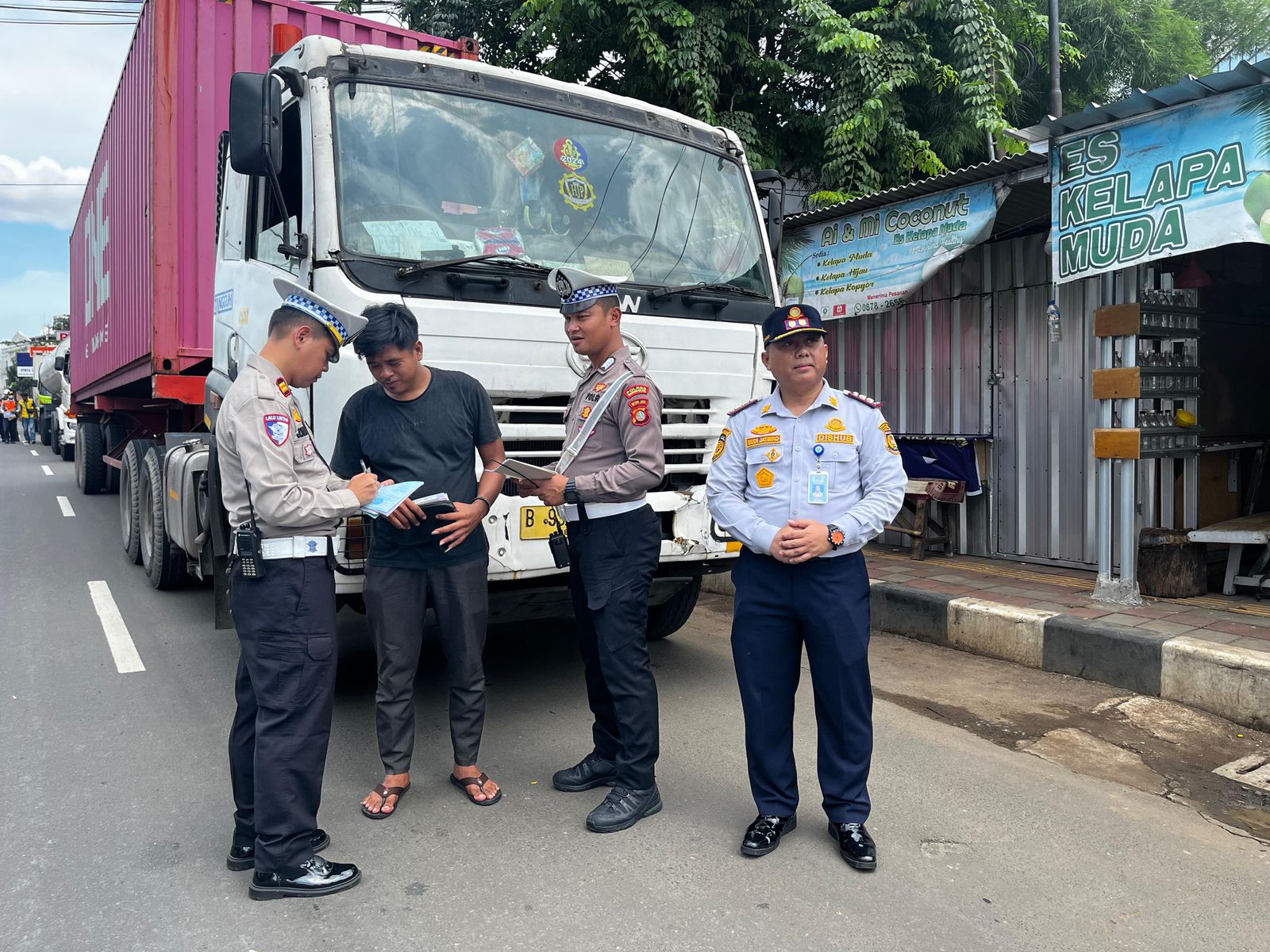 RAZIA TRUK - Petugas gabungan saat menggelar operasi razia di jalan Raya Serpong, Kecamatan Serpong Utara, Senin (25/11).