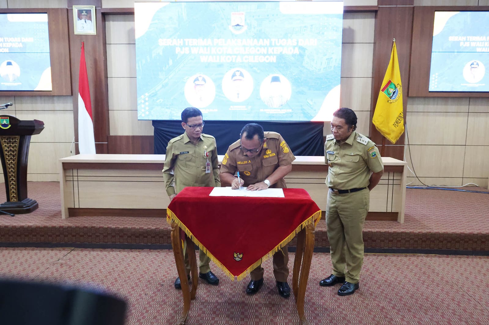 Penjabat Gubernur Banten Al Muktabar menyaksikan penandatanganan Serah Terima Pelaksanaan Tugas dari Penjabat Sementara.(yul)