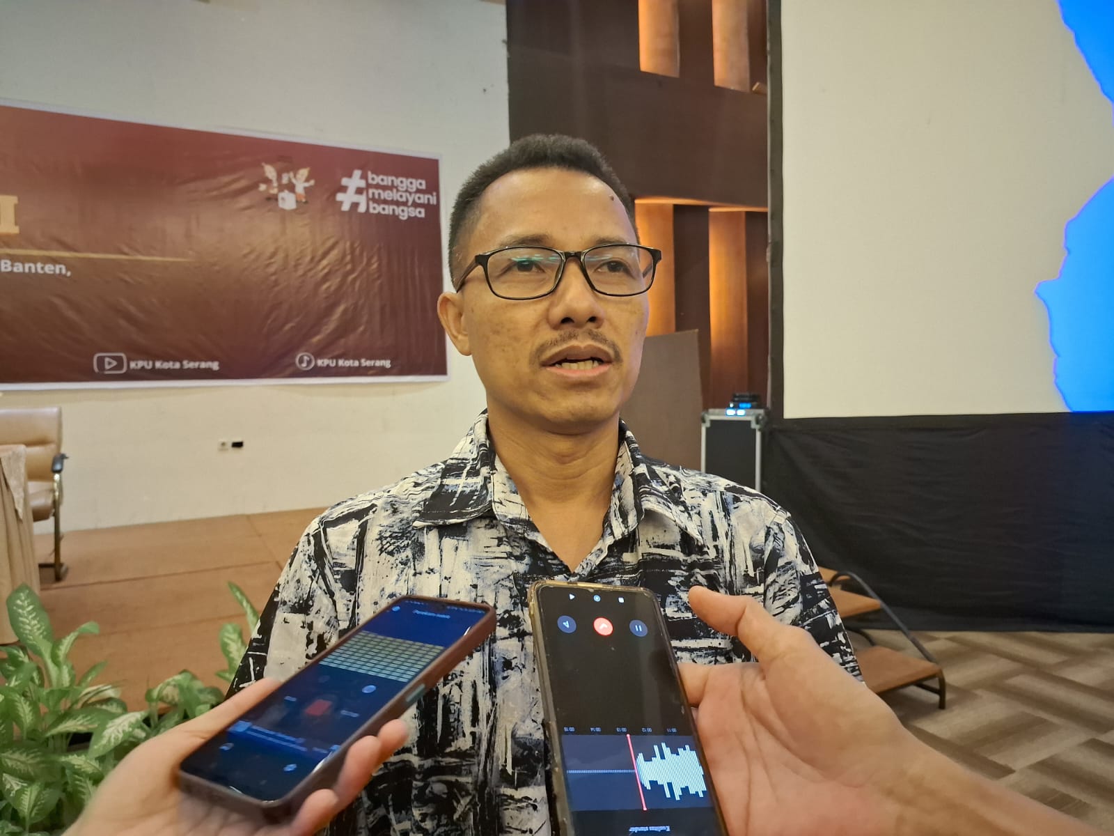 Anggota KPU Kota Serang Ade Jahran saat diwawancara wartawan usai acara Sosialisasi Pemilihan Gubernur dan Wakil Gubernur Banten serta Walikota dan Wakil Walikota Serang Tahun 2024,