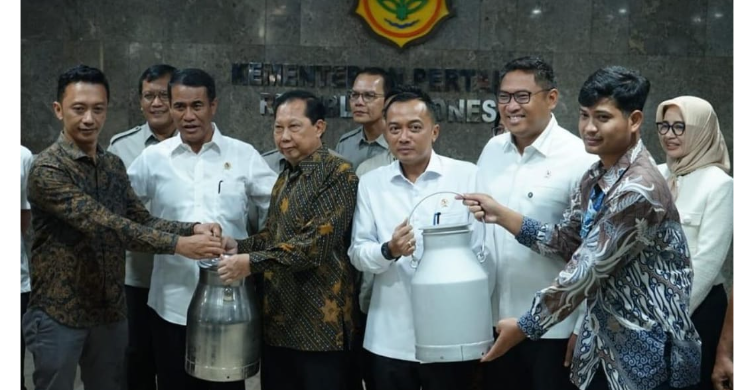 Mentan Amran Sulaiman (kedua dari kiri) bersama para petani susu sapi di kantor Kementan. Foto : Ist