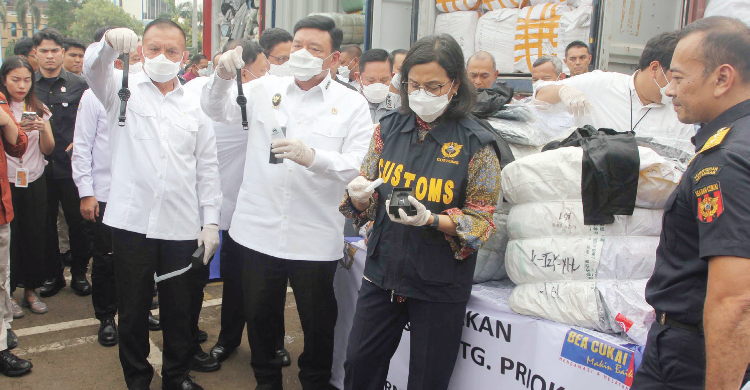 Menko Polhukam Budi Gunawan (tengah) bersama Menkeu Sri Mulyani (memaksi rompi) di gudang Bea Cukai. Foto : Ist