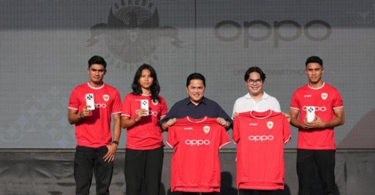 Ketum PSSI Erick Thohir bersama mitra sponsor dari OPPO. Foto : Ist