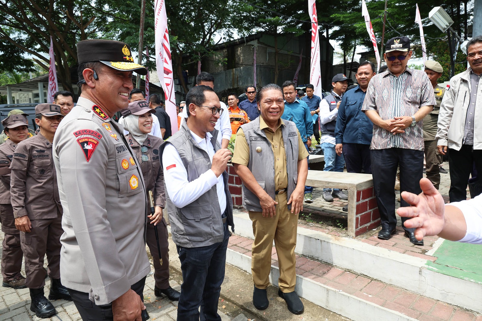 Penjabat Gubernur Banten Al Muktabar, saat bersama Forum Koordinasi Pimpinan Daerah (Forkopimda) Provinsi Banten saat meninjau TPS 04 Kelurahan Kalitimbang di Cilegon Hill, Kecamatan Cibeber, Kota Cilegon, Rabu (27/11).(yul)