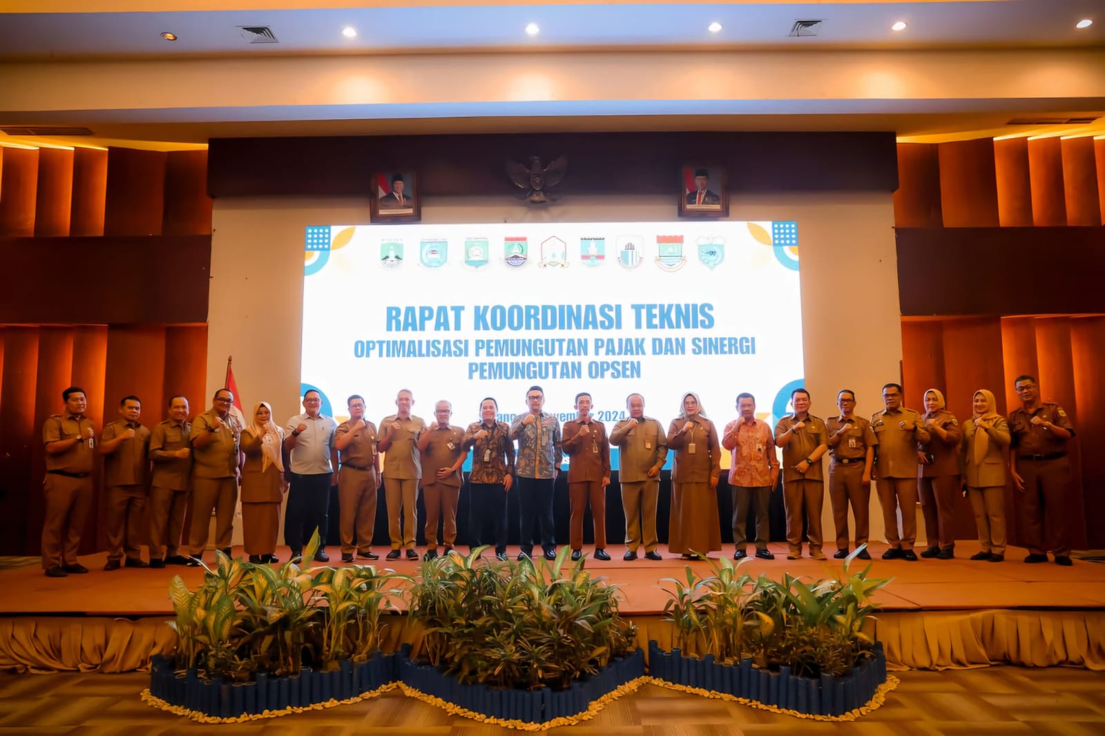 Pejabat pemerintah provinai dan kabupaten/kota foto bersama usai agenda Rapat Koordinasi Teknis Optimalisasi Pemungutan Pajak dan Sinergi Pemungutan Opsen bersama kabupaten kota se-Provinsi Banten, Selasa (19/11).