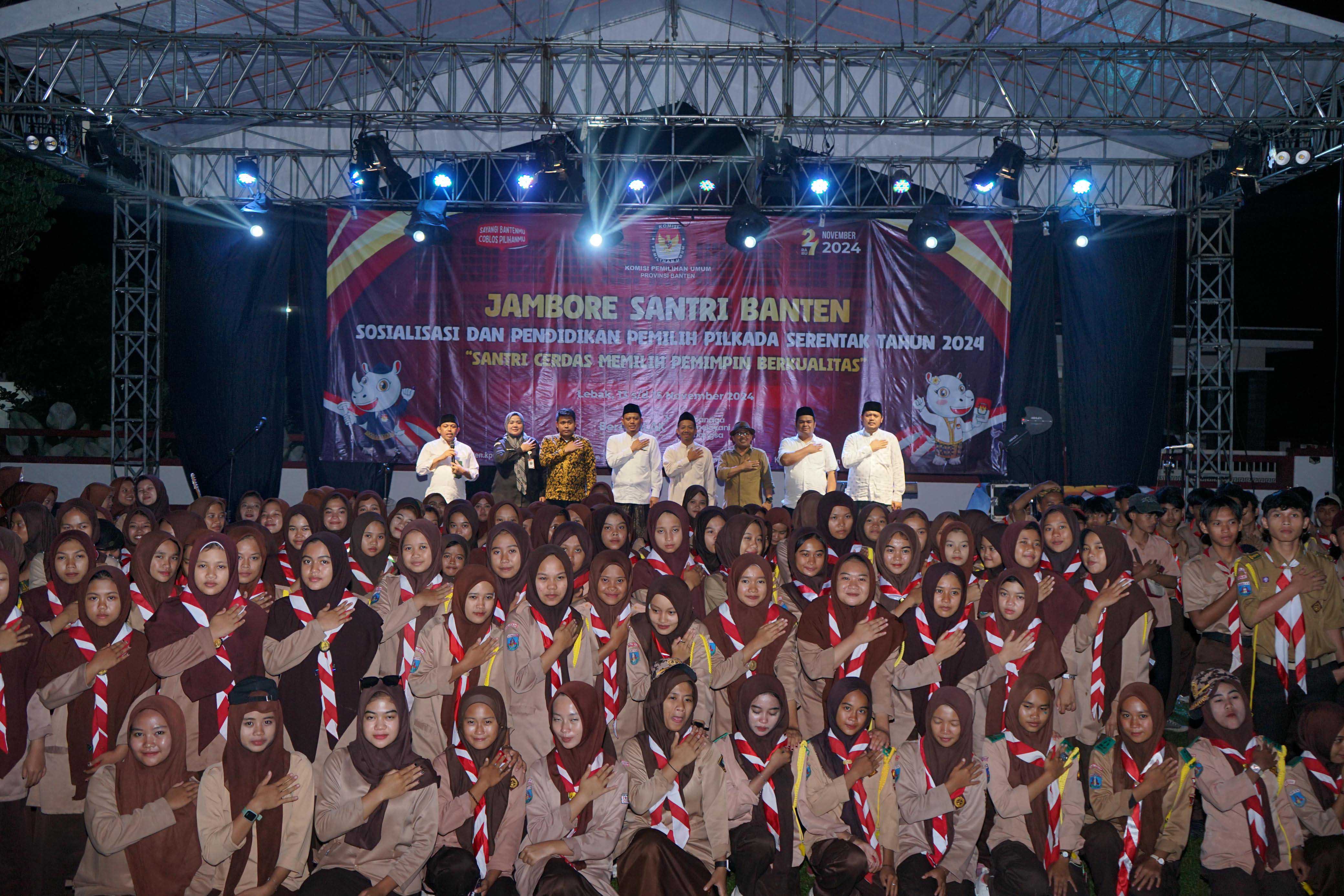 Ketua KPU Banten Mohamad Ihsan dan jajaran foto bersama santri  dalam kegiatan Jambore Santri, di Cileles, Kabupaten Lebak, Jumat (15/11).