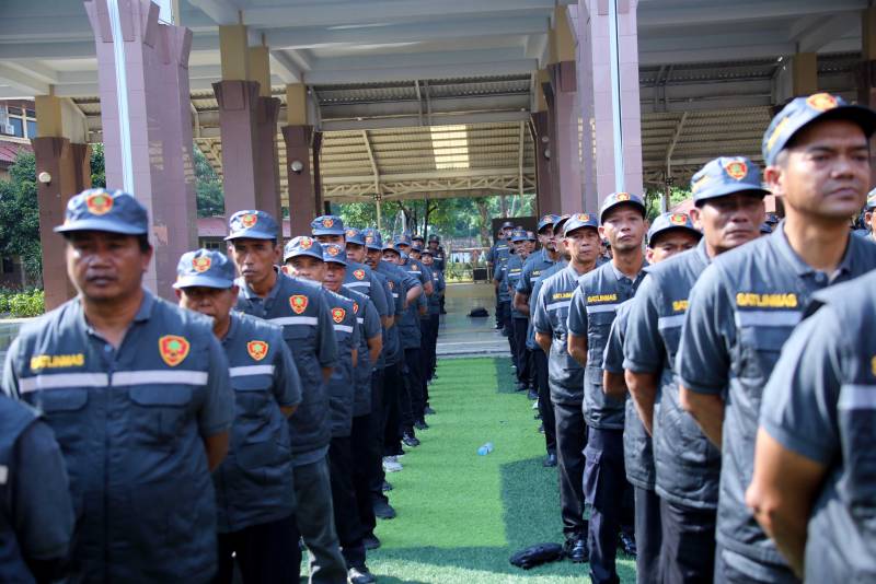 Satuan Perlindungan Masyarakat (Satlinmas) tengah mengikuti Apel Siaga Satlinmas yang dipimpin oleh Penjabat (Pj) Wali Kota Tangerang, Dr. Nurdin.