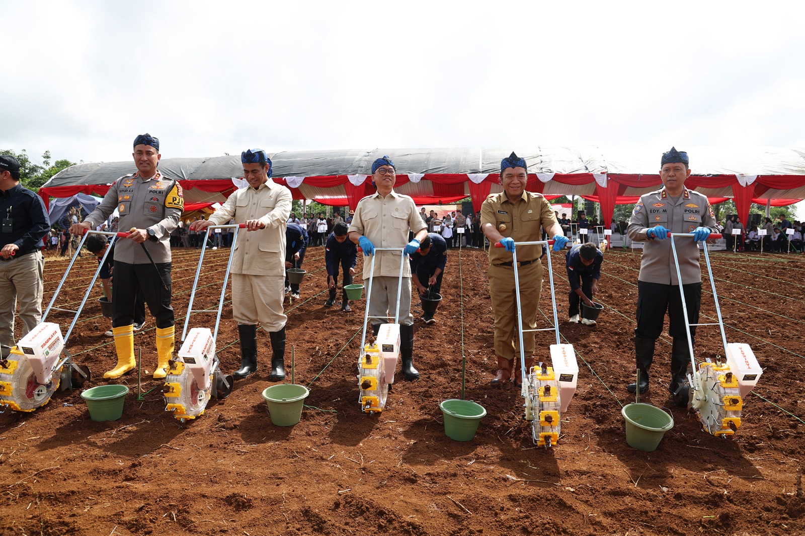 Penjabat Gubernur Banten Al Muktabar mengikuti kegiatan Tanam Jagung bersama.(yul)