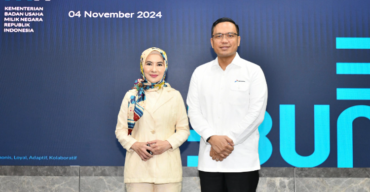 Mantan Dirut Pertamina Nicke Widyawati, berfoto bersama dengan Dirut Pertamina Aloysius Simon Mantiri. Foto: Ist