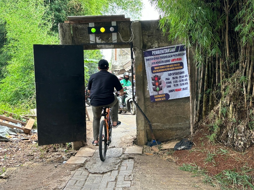 Pintu Doraemon di Taman Tekno Dipasang Lampu Merah. (tangselpos.id/Mg.Abi)