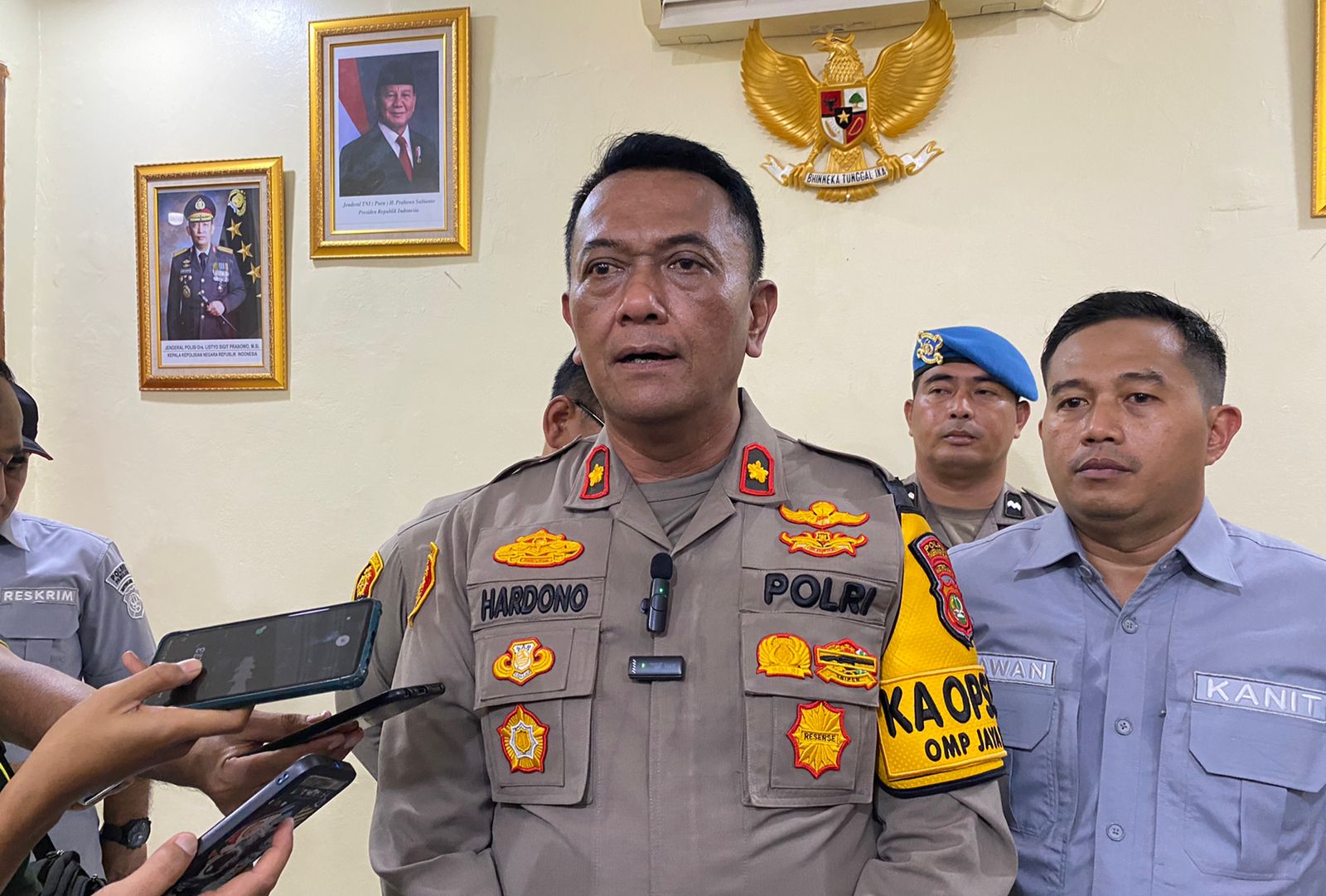 Kapolsek Pamulang, Kompol Suhardono, saat memberikan penjelasan pengungkapan sindikat pemalsuan surat-surat.