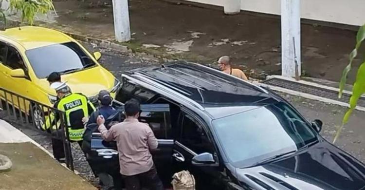 Gubernur Bengkulu (memakai rompi polisi) saat penangkapan oleh KPK. Foto : Ist