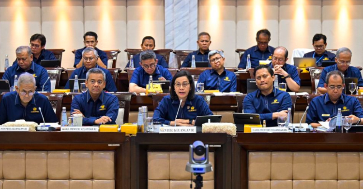 Menkeu Sri Mulyani bersama Jajarannya saat rapat bersama Komisi XI DPR. Foto : Ist