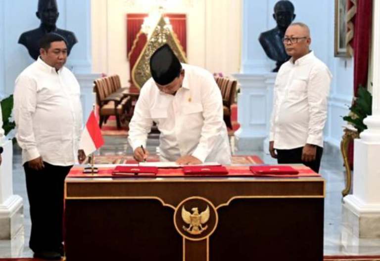 Presiden Prabowo saat meneken surat penghapusan hutang piutang UMKM. Foto : Ist