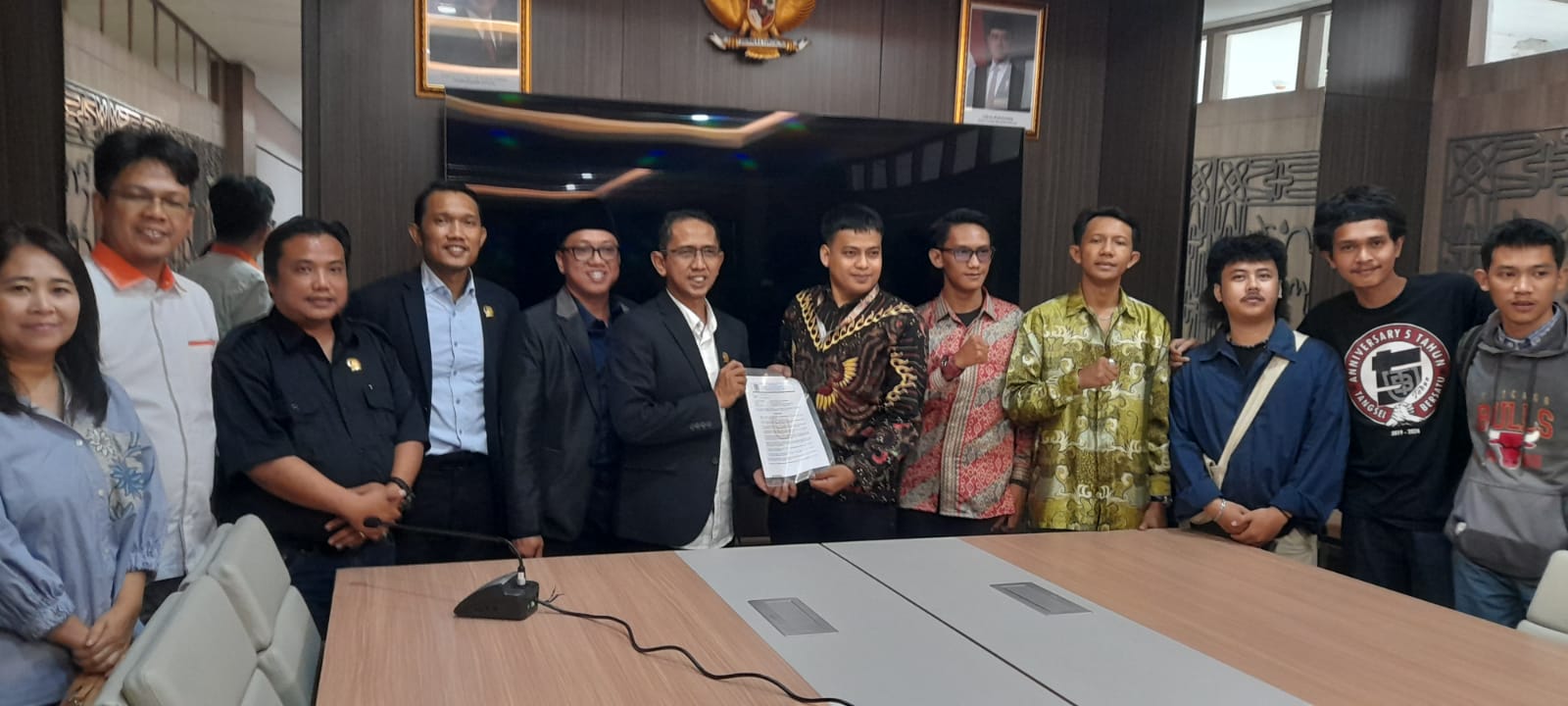 AUDIENSI -  Ketua Komisi ll Dadang Darmawan dan Anggota Komisi ll lainnya saat terima audiensi Tangsel Bersatu di Gedung DPRD Tangsel. Foto : Ist