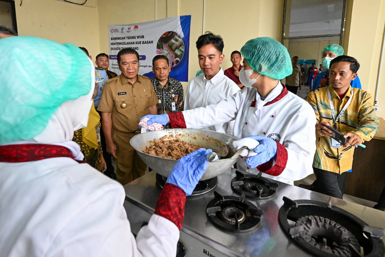 Penjabat Gubernur Banten Al Muktabar saat mendampingi kunjungan kerja Wakil Presiden (Wapres) Republik Indonesia Gibran Rakabuming meninjau pelaksanaan uji coba penyiapan menu program Makan Bergizi Gratis.