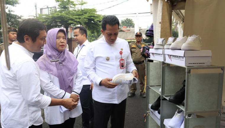 Kepala Disperindag Kabupaten Tangerang, Resmiyati Marningsing (kedua dari kiri) tampak mendampingi INJAU. Penjabat (Pj) Bupati Tangerang, Andi Ony saat meninjau pelaksanaan Gerai Tangerang Gemilang (GTG) Sneakers Day 2024.