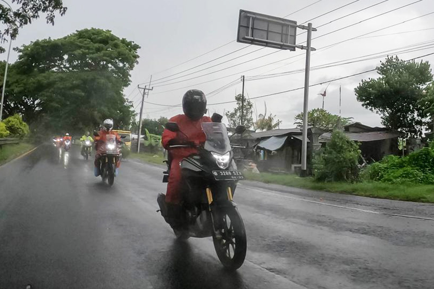 Pengendara harus hati-hati berkendara menembus derasnya hujan. (ist).