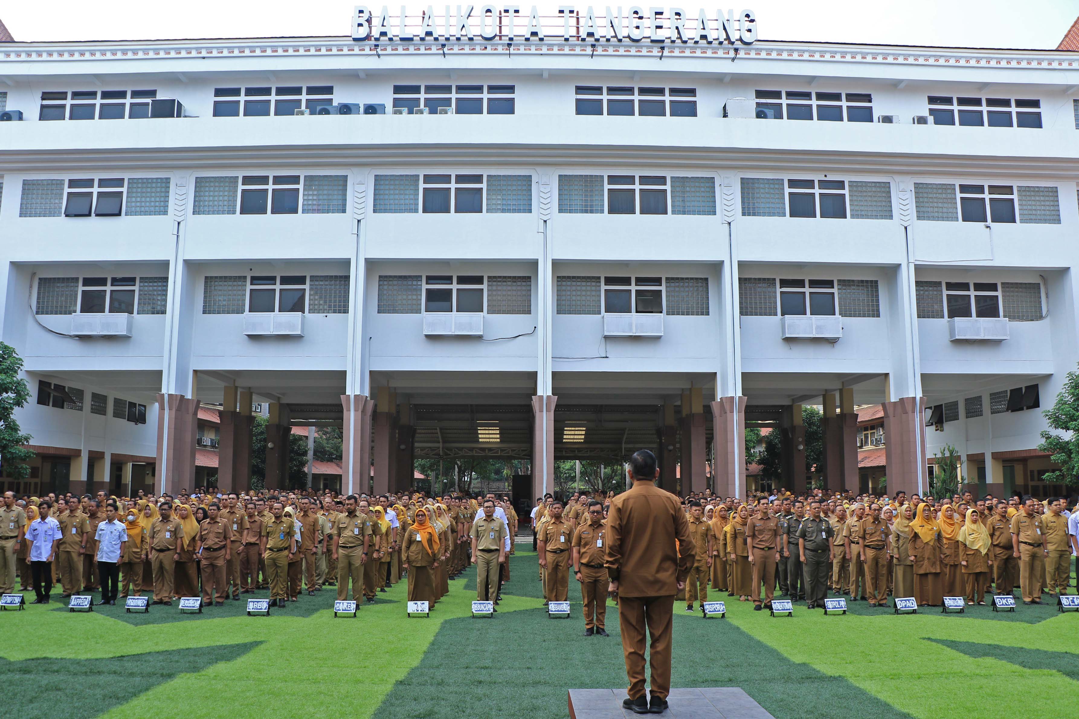 Penjabat Gubernur Banten Al Muktabar menghadiri Rapat Kerja (Raker) Komisi II DPR RI di Gedung Nusantara DPR RI, Jakarta, Senin (11/11).(yul)