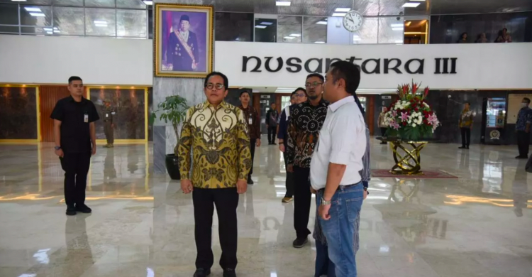 Sekjen DPR Indra Iskandar (baju batik) bersama pegawai DPR saat menyanyikan lagu Indonesia Raya. Foto : Ist