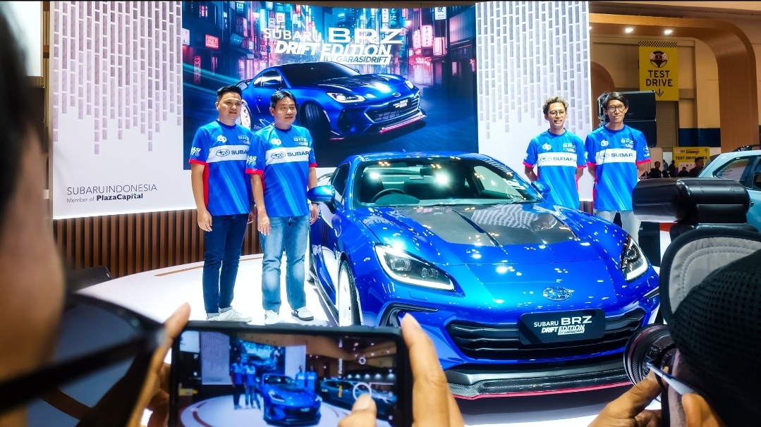 (Ki-ka) Ismail Ashlan, GM Marketing & PR , Arie Christopher, CEO Subaru Indonesia, bersama Garasi Drift, saat memperkenalkan Subaru BRZ Drift Edition di Gaikindo Jakarta Auto Week, ICE BSD City, Tangerang, Jum'at (22/11/2024). (tangselpos.id/lim)