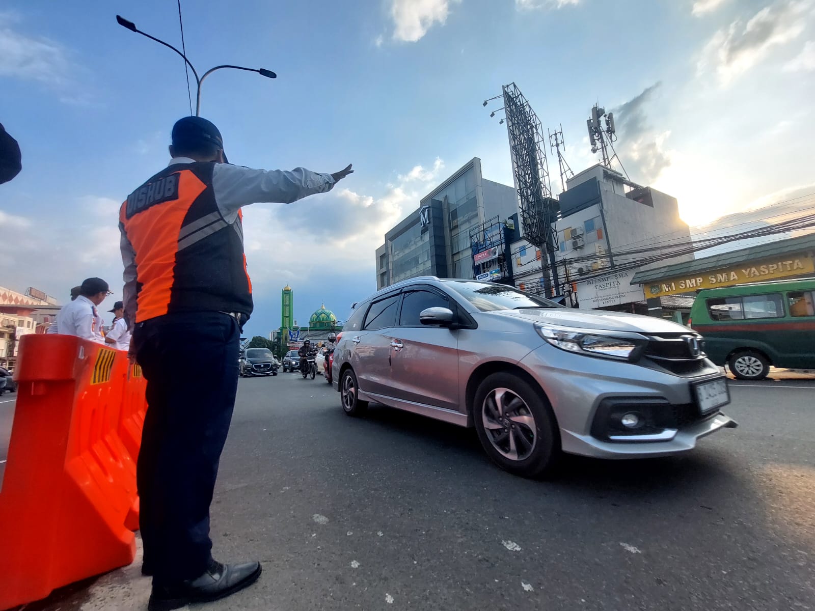 Dinas Perhubungan (Dishub) Kota Tangerang Selatan (Tangsel) melakukan uji coba penutupan u-turn atau putaran balik. (tangselpos.id/rmn)