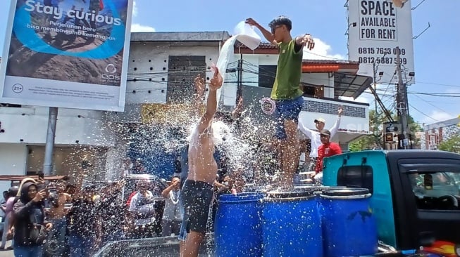 Aksi buang susu sapi perah di Boyolali. Foto : Ist