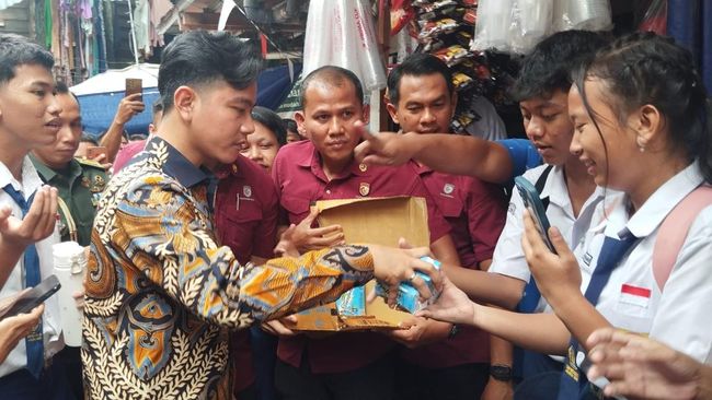 Wapres Gibran saat meninjau korban banjir di daerah Cipinang, Jaktim. Foto ,: Ist