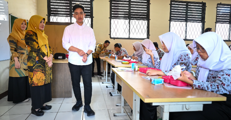 Wapres Gibran saat meninjau pelaksanaan program Makan Bergizi Gratis di SMKN 3 Kota Tangerang. Foto : SetWapres