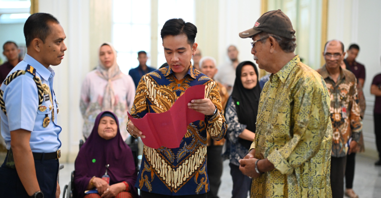 Wapres Gibran menyerahkan bantuan masyarakat di kantor Wapres. Foto : Ist