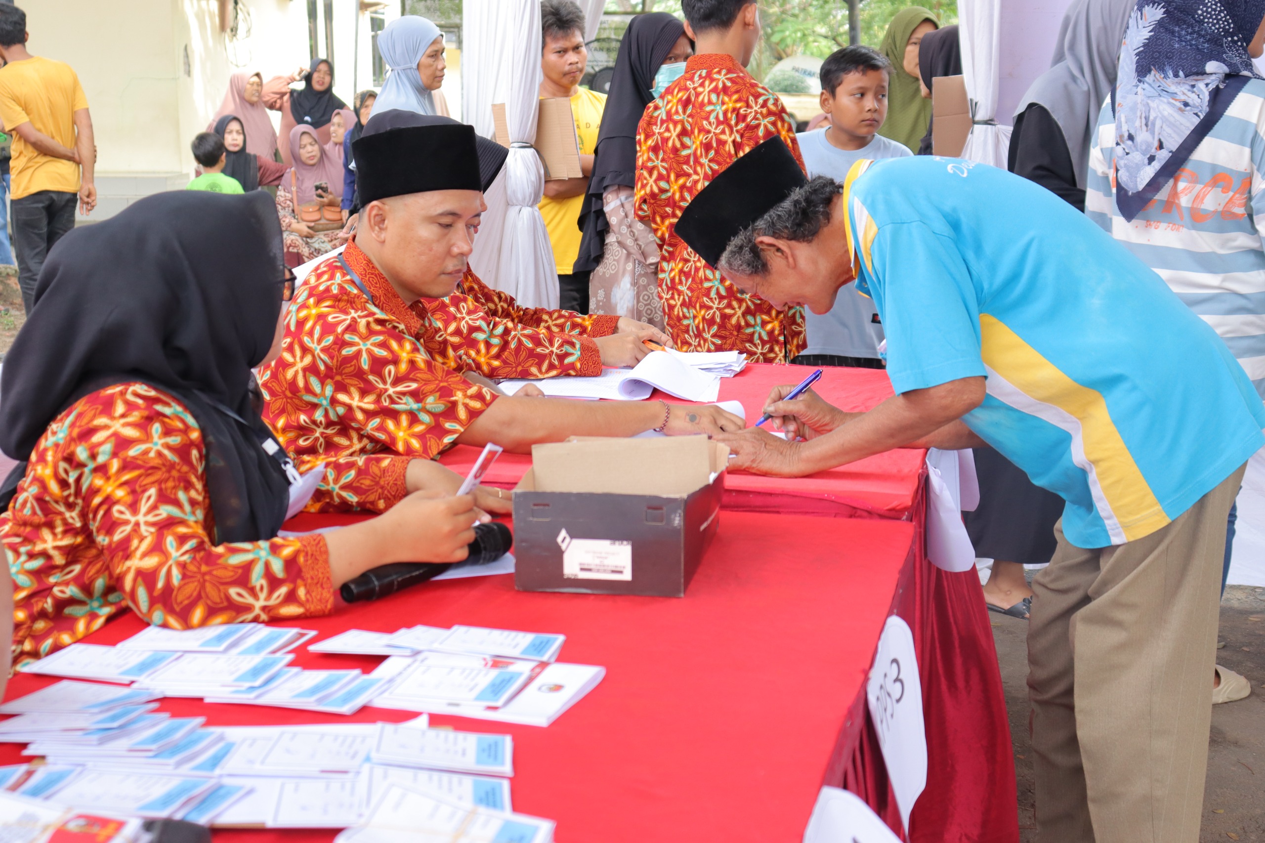 Warga di Desa Kopo, Kecamatan Kopo, Kabupaten Serang melaksanakan simulasi pemungutan dan penghitungan suara untuk Pemilihan Gubernur dan Wakil Gubernur Banten serta Bupati dan Wakil Bupati Serang Tahun 2024, Minggu (10/11).