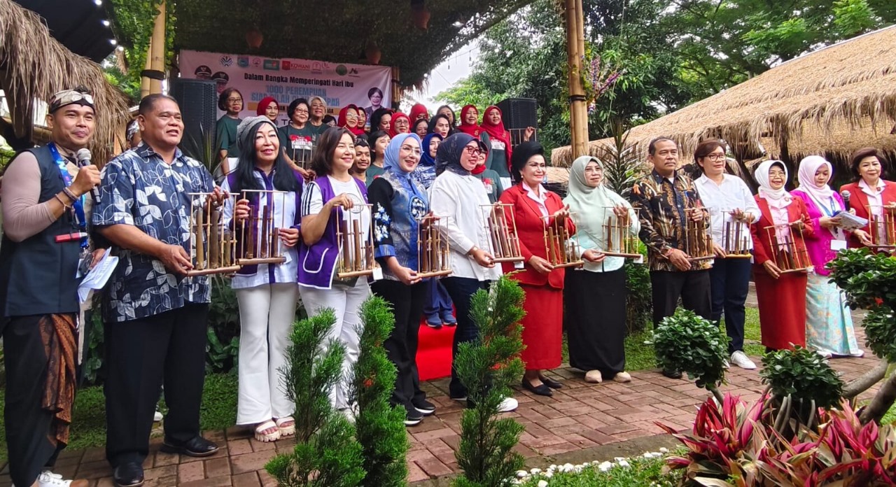 Seklompok perempuan di Kota Tangsel merayakan Hari Ibu 2024, dengan cara Tetap menjaga lingkungan.