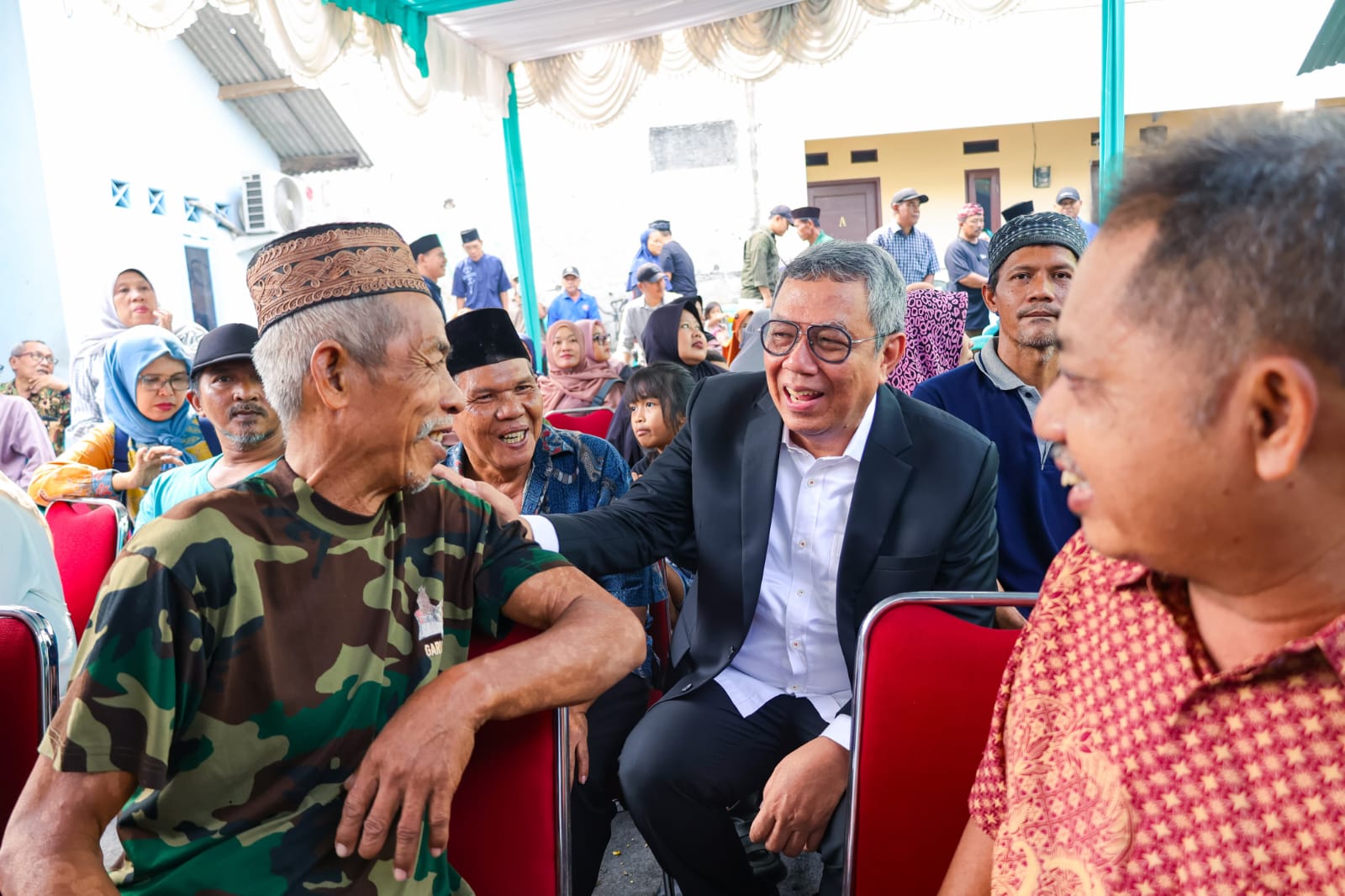 Wali Kota, Benyamin Davnie saat nenyapa masyarakat Tangsel, Kamis (26/12). Sumber foto : Pemkot Tangsel.(rmn)