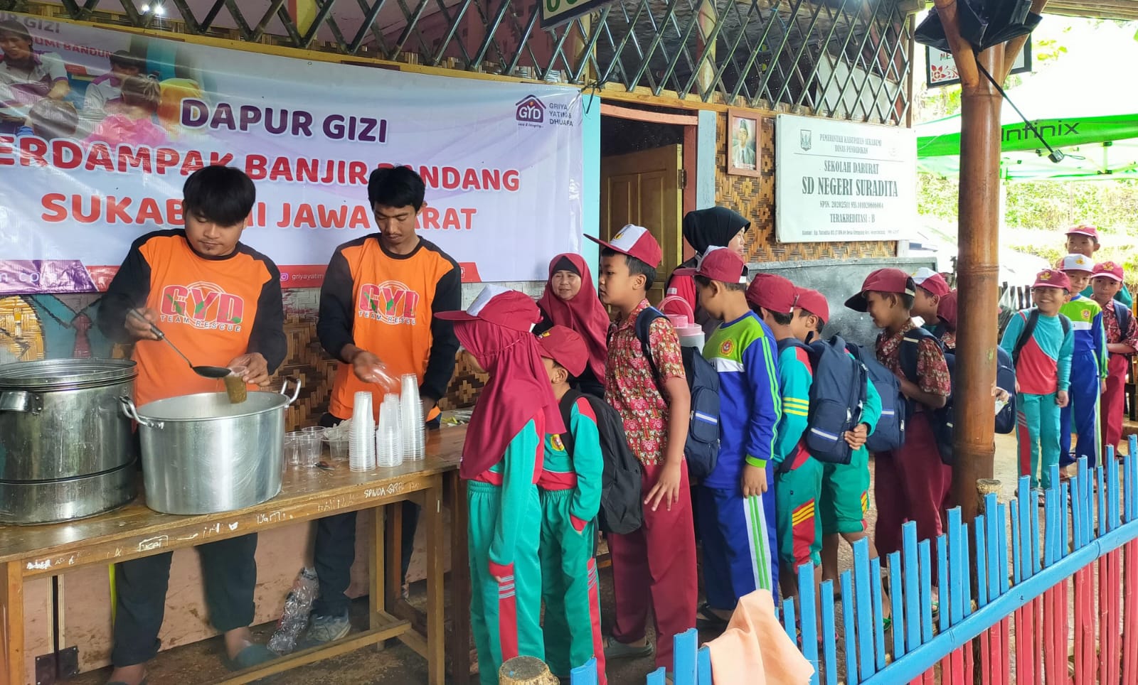 Anak-anak terdampak bencana di Sukabumi, Jawa Barat antre di dapur gizi LAZ GYD. (ist).