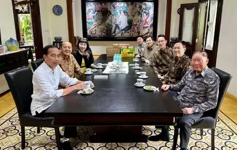 Jokowi saat menerima pendiri Lippo Mochtar Riyadi. Foto : Ist