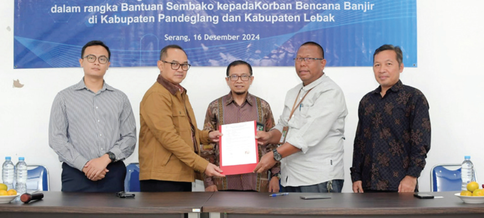 Bank Indonesia Banten menyerahkan bantuan sembako secara simbolis kepada LAZ Harfa, untuk disalurkan kepada masyarakat yang terdampak banjir di Kabupaten Pandeglang dan Kabupaten Lebak, Senin (16/12).(yul)