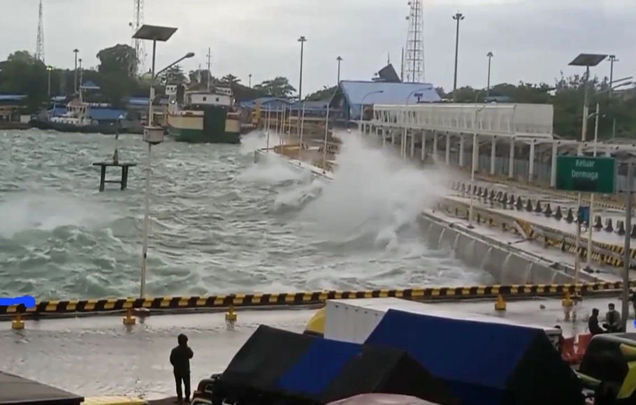 Gelombang tinggi di pelabuhan Merak. Foto : Ist