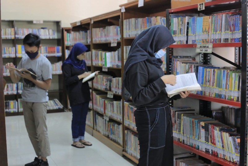 Warga Kota Tangerang tengah membaca buku di perpustakaan daerah.