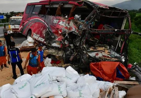 Kondisi Bus pariwisata rombongan SMP IT Darul Quran Mulia. Foto : Ist