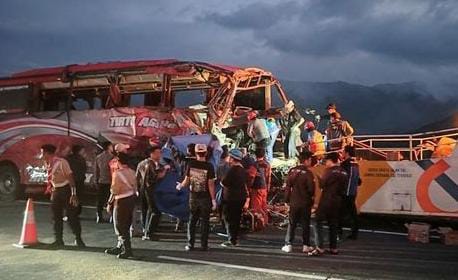 Bus rombongan SMP IT Darul Quran Mulia yang mengalami kecelakaan. Foto : Ist Foto : Ist