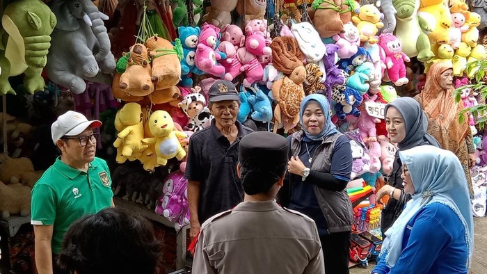 Menko Bidang Pemberdayaan Masyarakat Muhaimin Iskandar saat berbincang dengan pengunjung Raguban. Foto : Ist