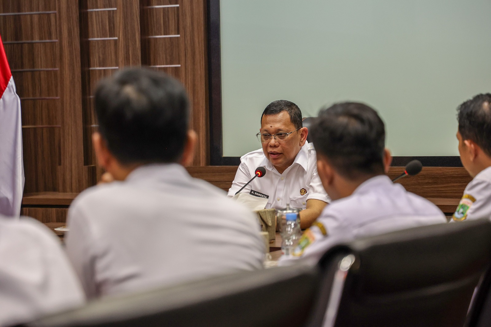 Penjabat Gubernur Banten A Damenta menerima Audiensi Forum Honorer Provinsi Banten di Ruang Rapat Kantor Gubernur Banten, KP3B Curug, Kota Serang, Senin (23/12).