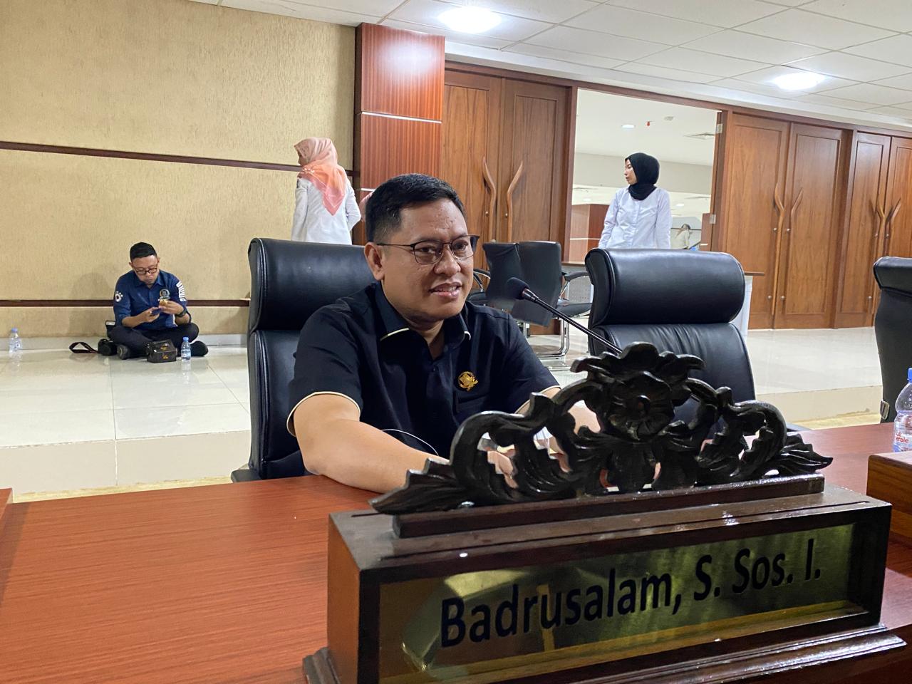 Anggota DPRD Kota Tangsem Fraksj Golkar Badrusalam saat menyampaikan pendapatnya terkait Pilkada dikembalikan ke DPRD.(dra)