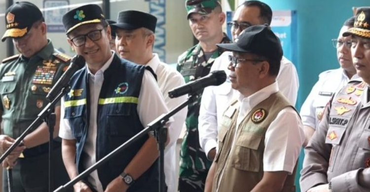 Menkes Budi Gunadi Sadikin (kiri) saat memberijan keteranhan pers di Pelabuhan Merak, Banten. Foto : Ist