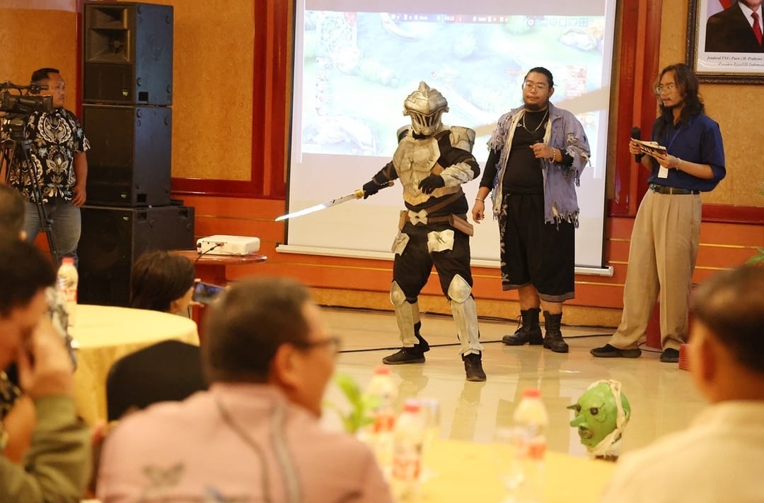 Peserta mendemonstrasikan gim lokal pada Rapat Koordinasi Daerah (Rakorda) Percepatan Pembangunan Industri Gim di Provinsi Banten, di salah satu hotel di Kota Serang, Senin (2/12) malam.